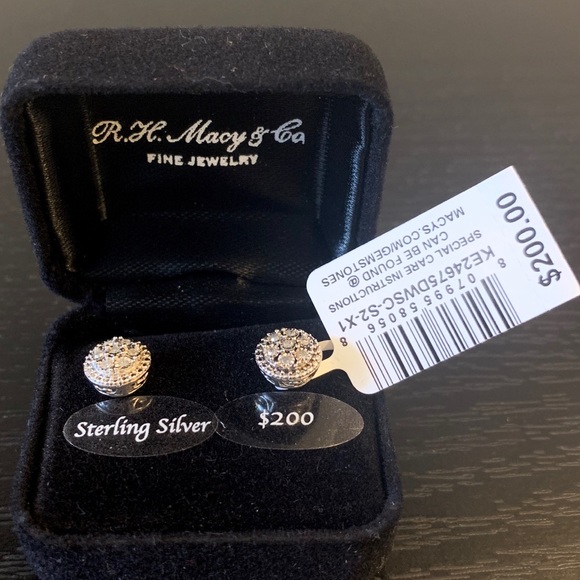 NWT Macy’s Diamond Cluster Stud Earrings (1/10 ct) - Picture 2 of 7